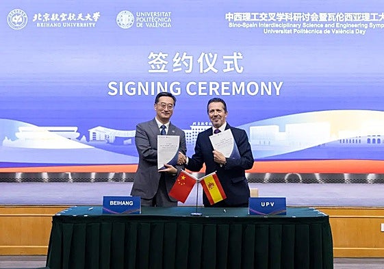 José Capilla y Wang Yunpeng, presidente de la Universidad de Beihang, tras la firma del acuerdo.