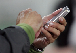 Una persona revisa su teléfono, imagen de archivo.