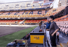 El presidente del Valencia supervisando el nuevo césped de Mestalla.
