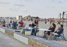 Gente a la fresca en la playa de la Patacona.