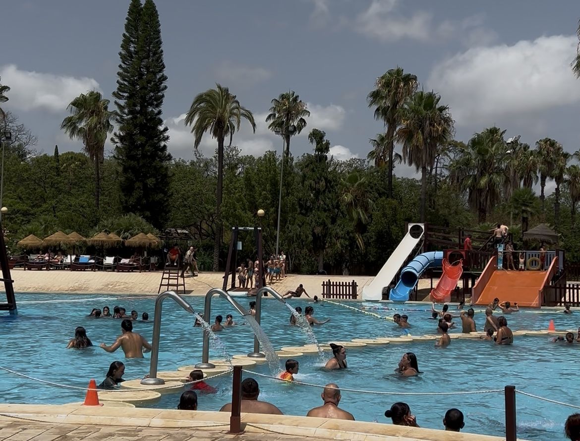 Personas bañándose en la piscina.