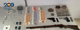 Dinero, armas y material incautado en los registros de las viviendas.