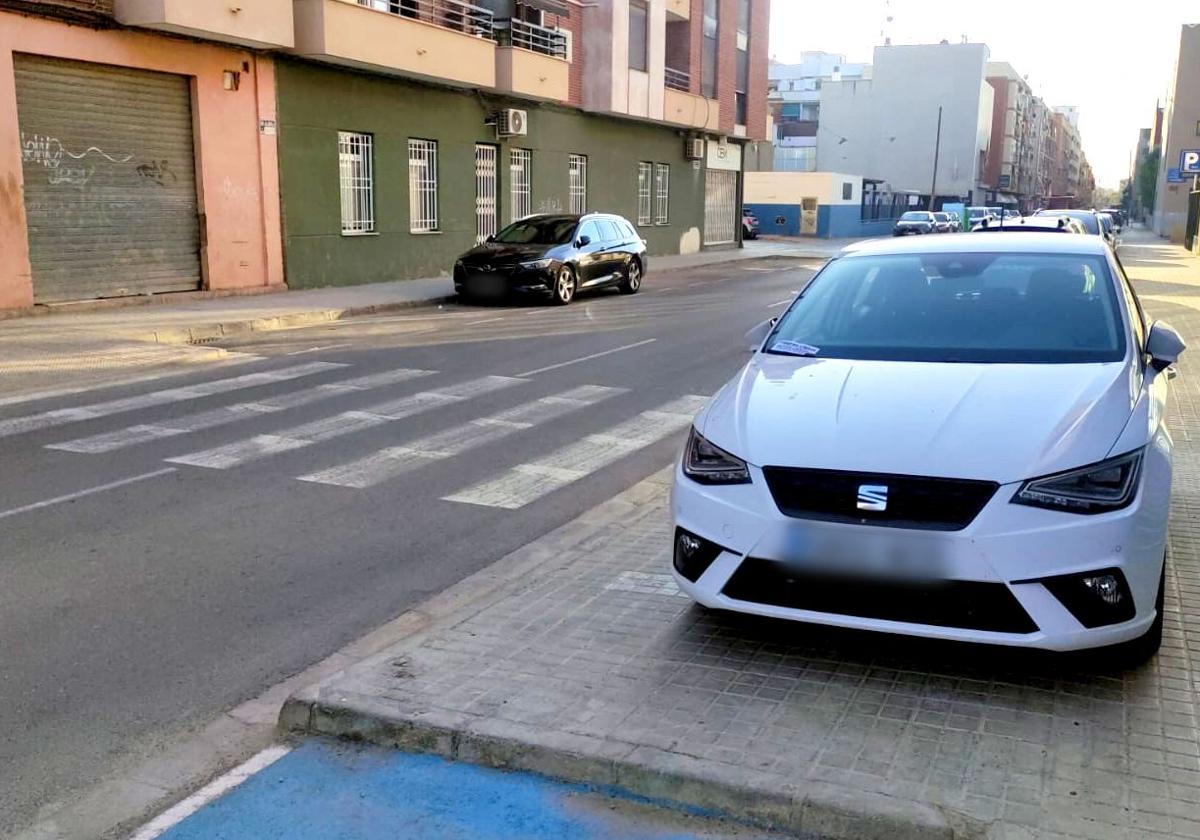 Vehículo mal estacionado en una calle de Benetússer.