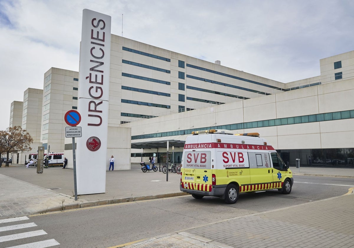 El herido más grave está hospitalizado en La Fe con lesiones en el pulmón, el bazo y el riñón.