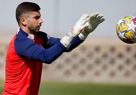 Moldovan entrenando con el Atlético de Madrid.