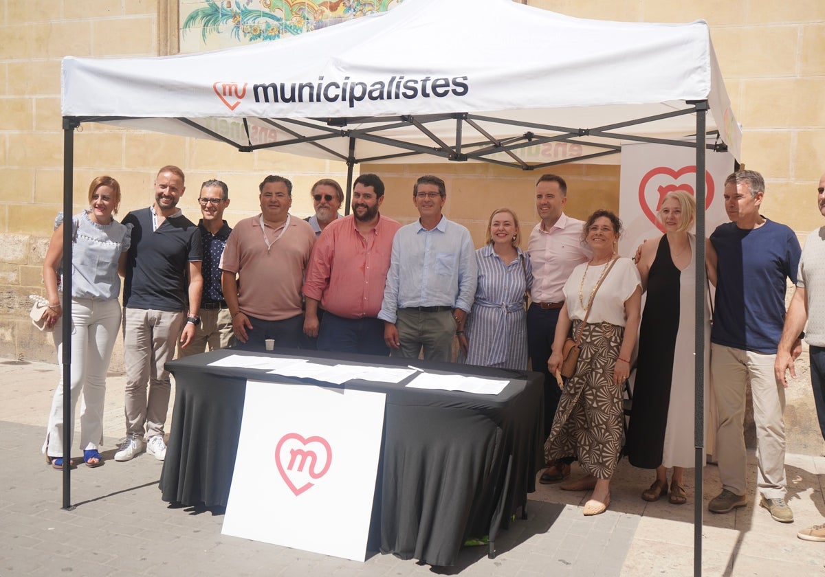 Rodríguez, junto a García y Enguix y rodeado de miembros de Unió Municipalista, recogen firmas para su ILP.