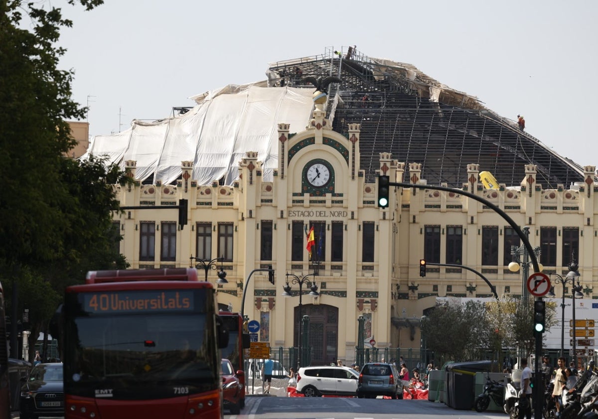 Imagen principal - La Estación del Norte se desnuda: comienza la retirada de su icónica cubierta