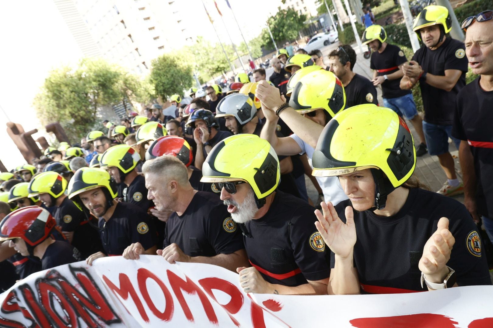 Protesta de bomberos en la Ciudad de la Justicia antes de la llegada de Mompó
