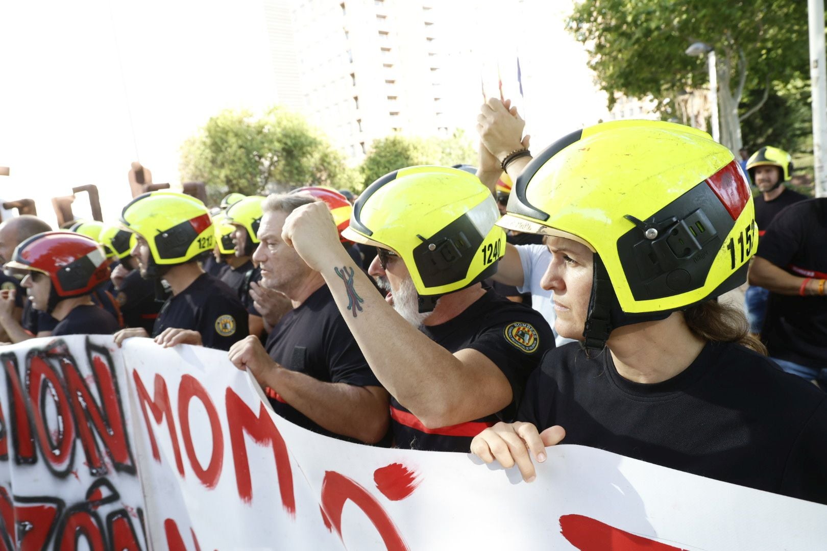 Protesta de bomberos en la Ciudad de la Justicia antes de la llegada de Mompó