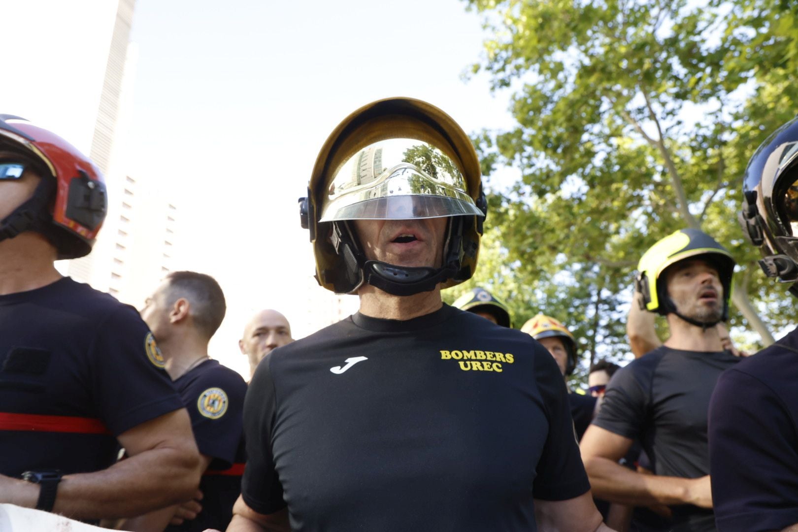 Protesta de bomberos en la Ciudad de la Justicia antes de la llegada de Mompó