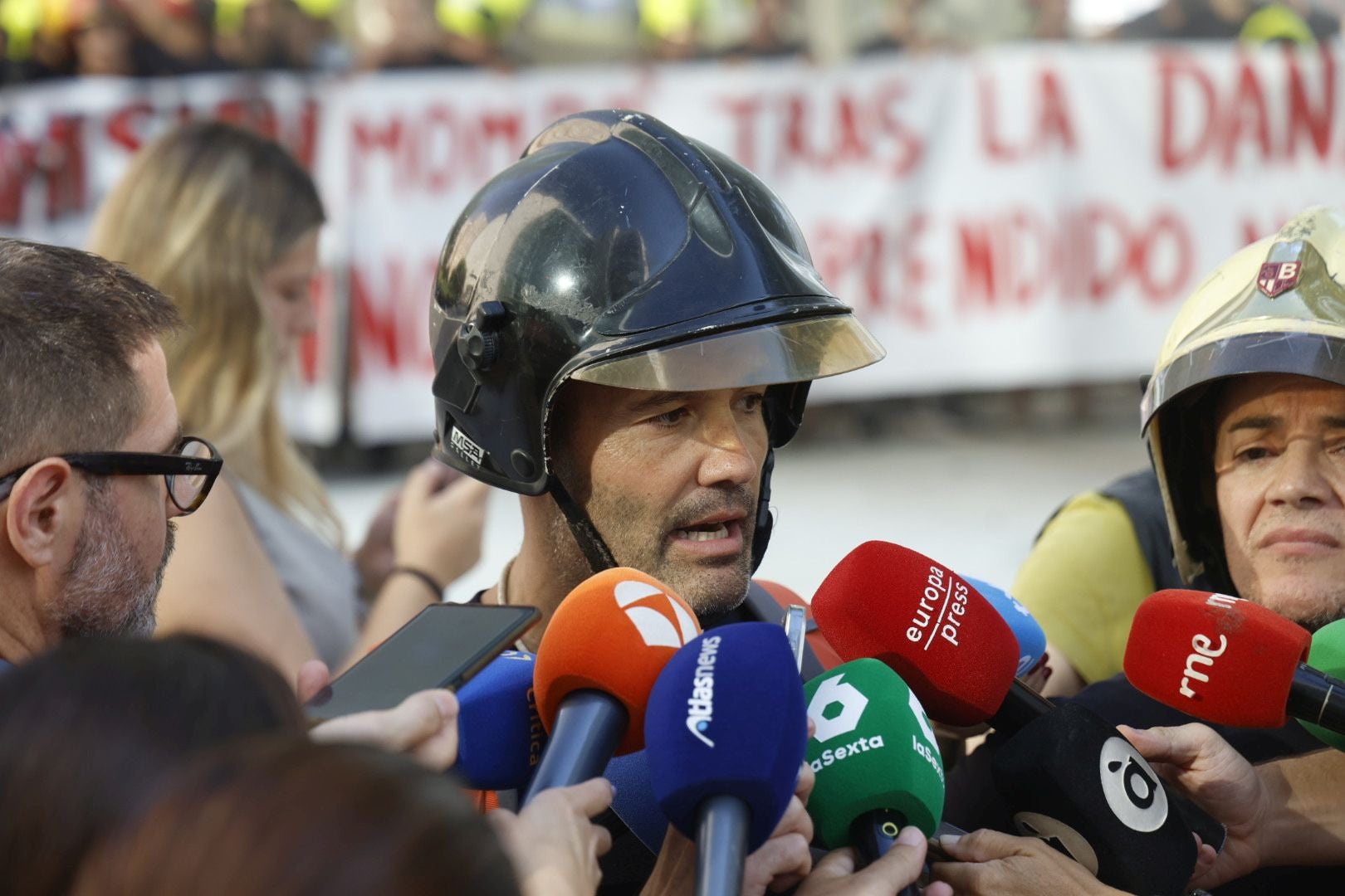 Protesta de bomberos en la Ciudad de la Justicia antes de la llegada de Mompó