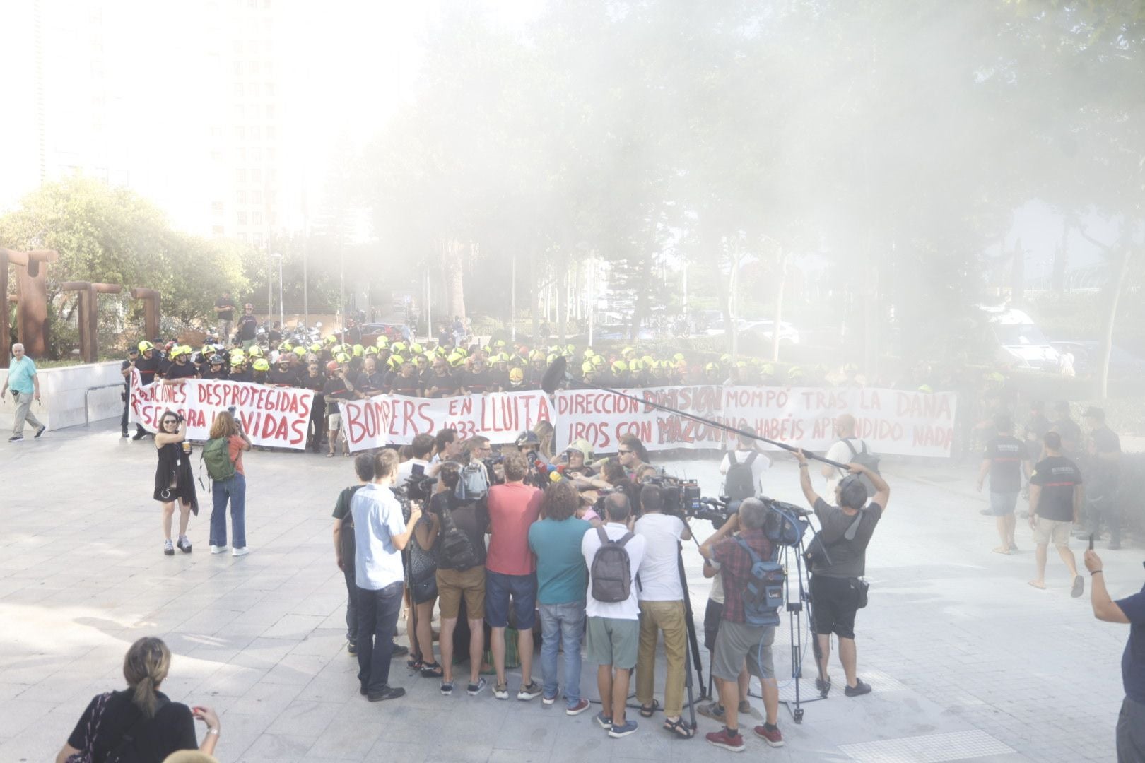 Protesta de bomberos en la Ciudad de la Justicia antes de la llegada de Mompó