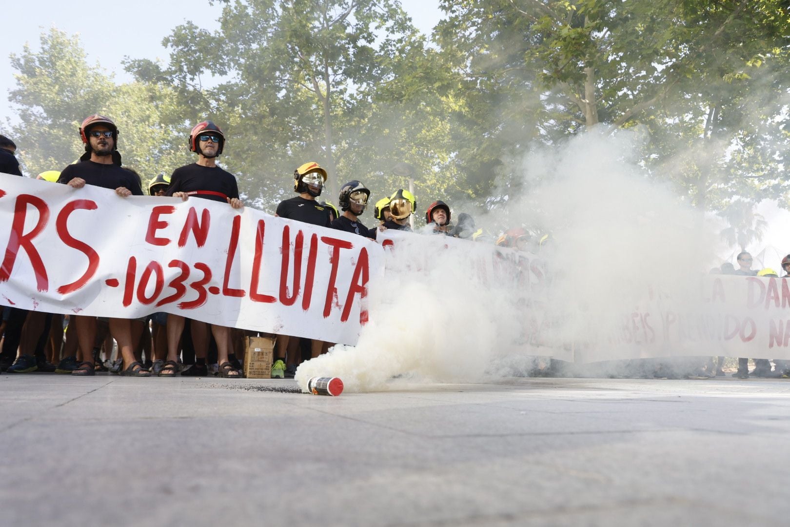 Protesta de bomberos en la Ciudad de la Justicia antes de la llegada de Mompó