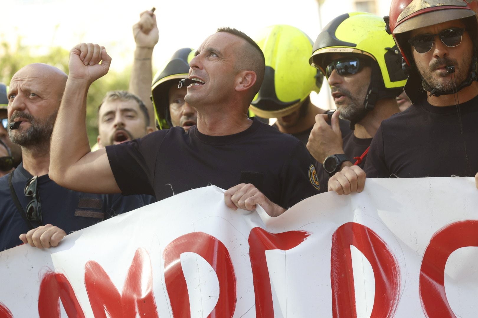 Protesta de bomberos en la Ciudad de la Justicia antes de la llegada de Mompó