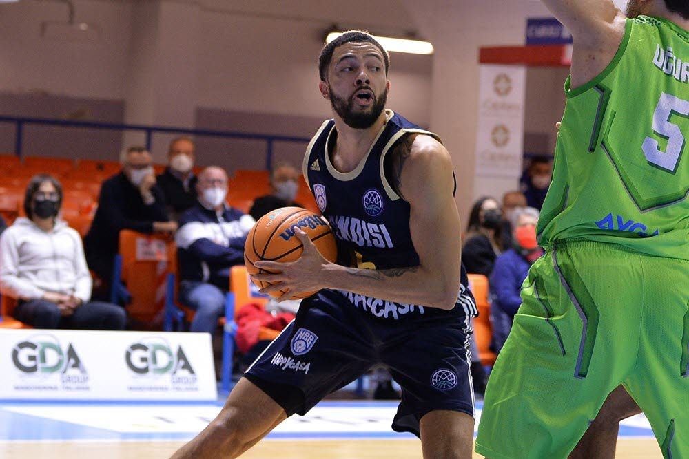 Darius Thompson, durante un partido con el Brindisi en la Champions League de la FIBA.