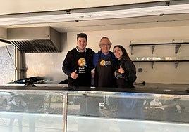 Los propietarios del comercio celebran la reapertura.