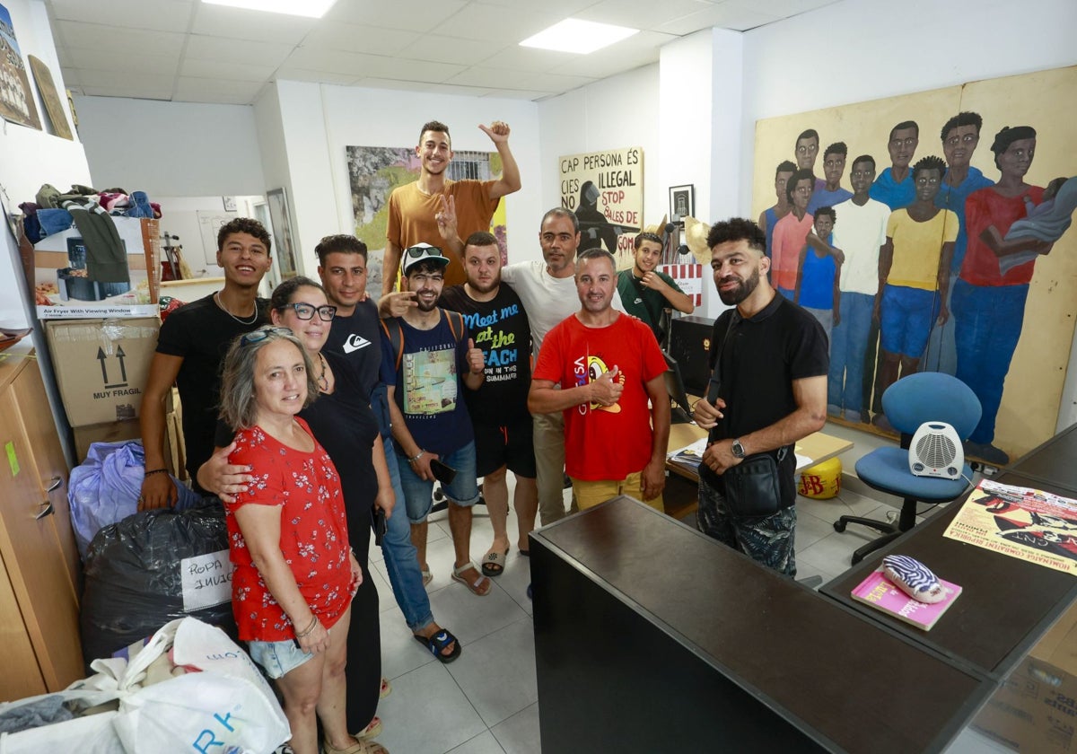 Un grupo de jóvenes inmigrantes reunidos en el centro Jarit de Valencia, donde se forman para ganarse la vida.