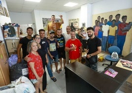 Un grupo de jóvenes inmigrantes reunidos en el centro Jarit de Valencia, donde se forman para ganarse la vida.