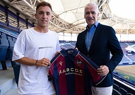 Olasagasti posa con el presidente, Pablo Sánchez, en el Ciutat