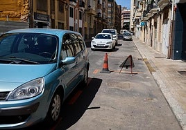 Coches aparcados en segunda fila junto a zona naranja vacía, este jueves en la calle Azcárraga.