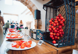 Exposición de tomates.