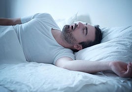 Un hombre duerme profundamente.