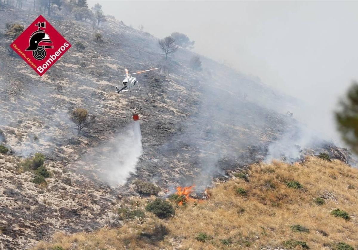 Emergencias aconseja a los vecinos cerrar puertas y ventanas y permanecer en casa en Ibi y Alcoi por el humo del incendio