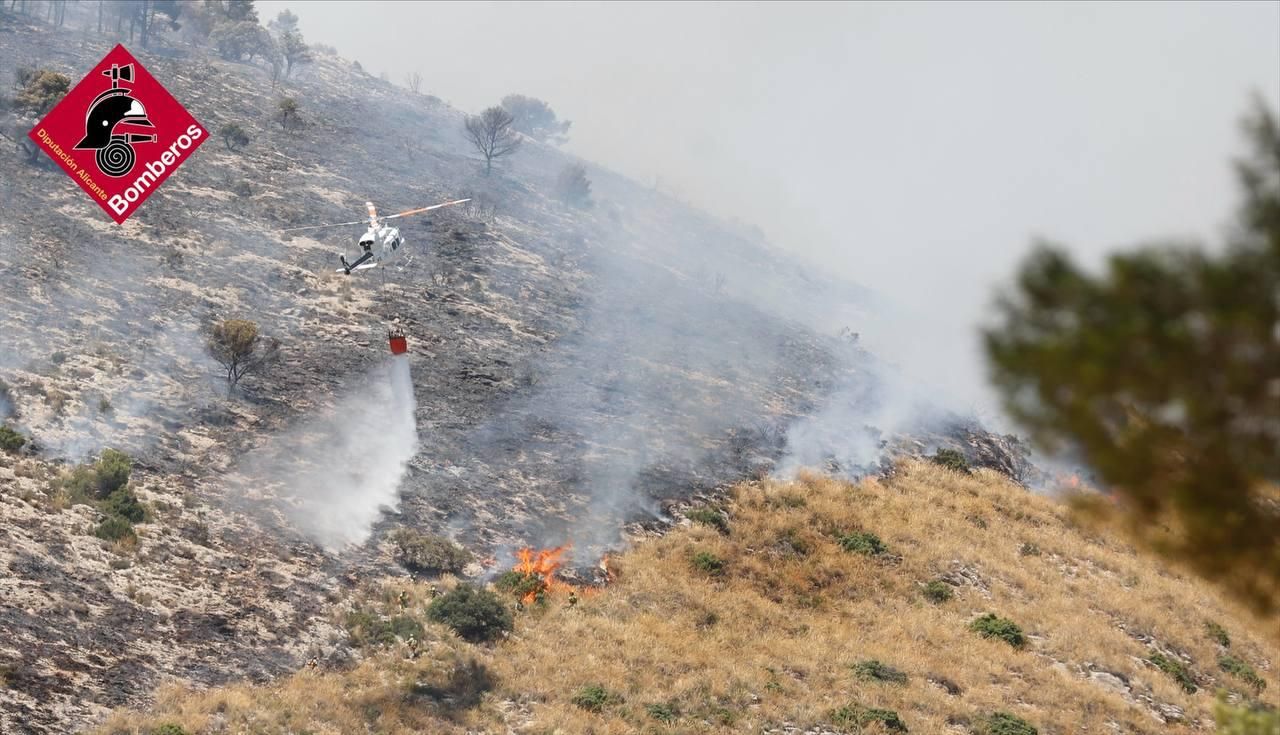 Un incendio forestal en Ibi llega hasta Alcoi y moviliza a la UME