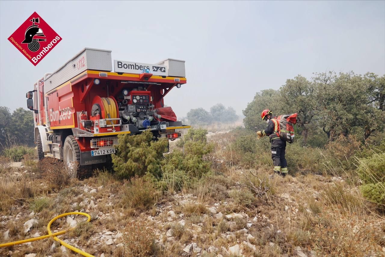 Un incendio forestal en Ibi llega hasta Alcoi y moviliza a la UME