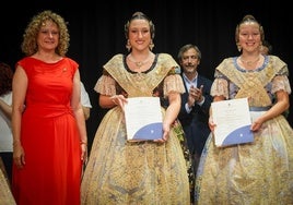 La alcaldesa Folgado junto a las falleras mayores de Torrent.