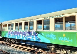 Uno de los vagones de Ferrocarrils lleno de pintadas.