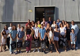 Foto de familia tras los reconocimientos a los escolares.