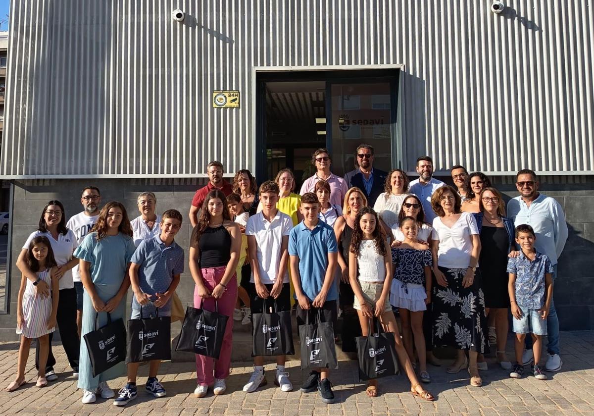 Foto de familia tras los reconocimientos a los escolares.