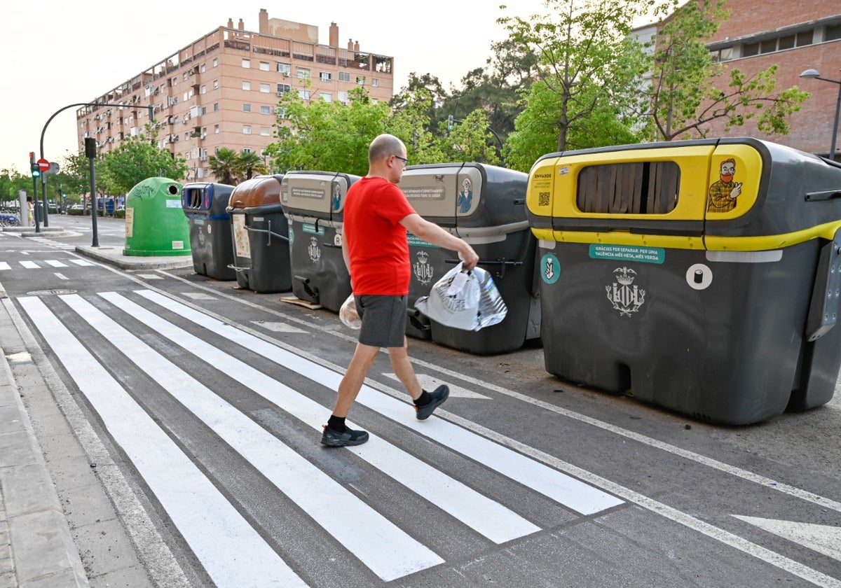 Nuevos pasos de peatones en Valencia para tirar la basura sin que te atropelle un patinete