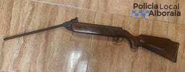 Rifle con el que disparó el detenido, incautado por la Policía Local.