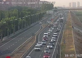 Atascos en la V-30 este viernes, 18 de julio.