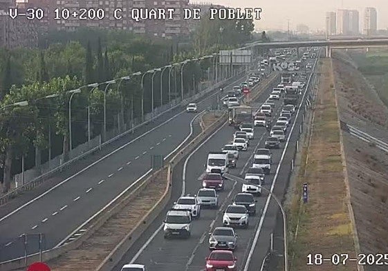 Atascos en la V-30 este viernes, 18 de julio.