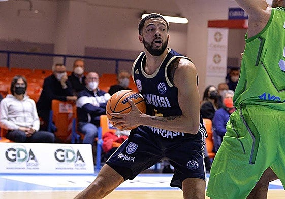 Darius Thompson, durante un partido con el Brindisi en la Champions League de la FIBA.
