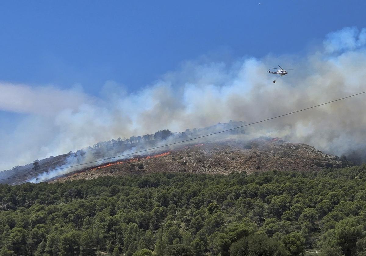 Un incendio forestal en Ibi llega hasta Alcoi y moviliza a la UME