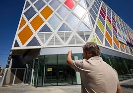 Vecino de la finca Virgen de las Injurias nº 2 señala las rejillas que emiten el sonido.