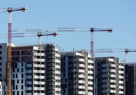 Bloques de viviendas en obras en Valencia.