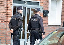 Dos agentes de la Policía Nacional realizan una patrulla en una imagen de archivo.