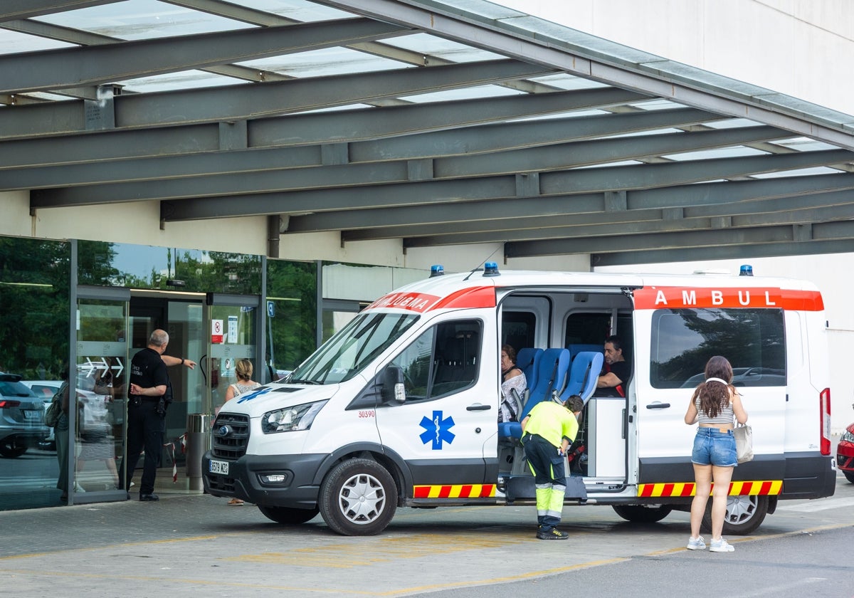 Una ambulancia en el Hospital La Fe de Valencia en una foto de archivo.