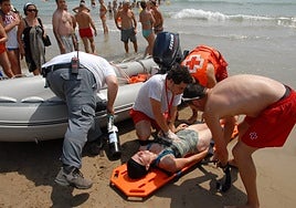 Simulacro de rescate de una mujer en la playa de Sagunto.