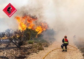 Bombero luchando contra el fuego en el incendio de Ibi.