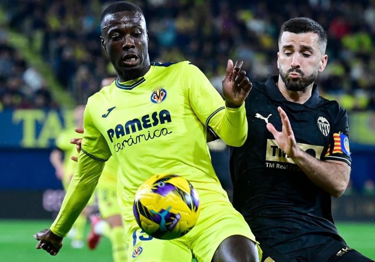Disputa por un balón en un Villarreal-Valencia