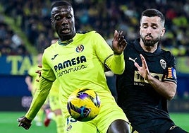 Disputa por un balón en un Villarreal-Valencia