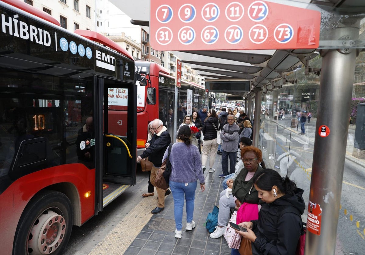 Usuarios de la EMT, en una parada del centro de la ciudad.