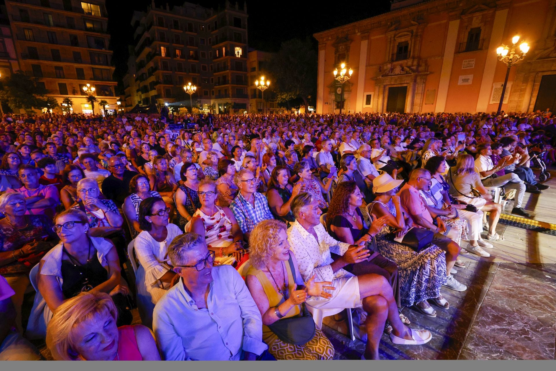 Francisco vuelve a los escenarios con un concierto en una plaza de la Virgen