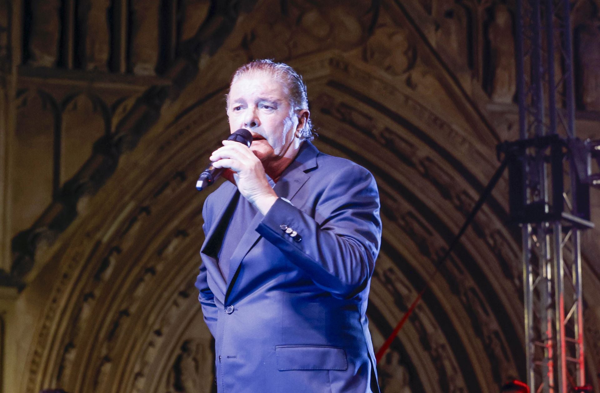 Francisco vuelve a los escenarios con un concierto en una plaza de la Virgen
